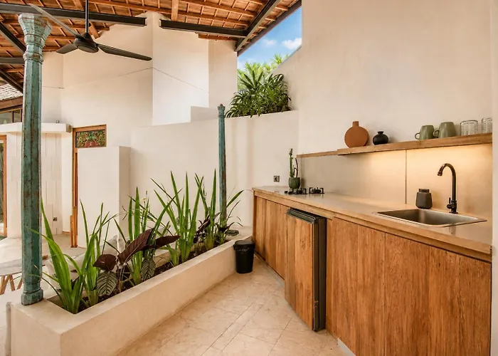 Villa Opulent 1-br Just 800m From